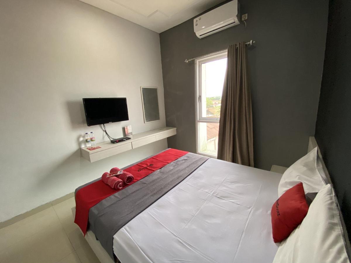 Отель Reddoorz Near Rsud Margono Purwokerto 3 Экстерьер фото