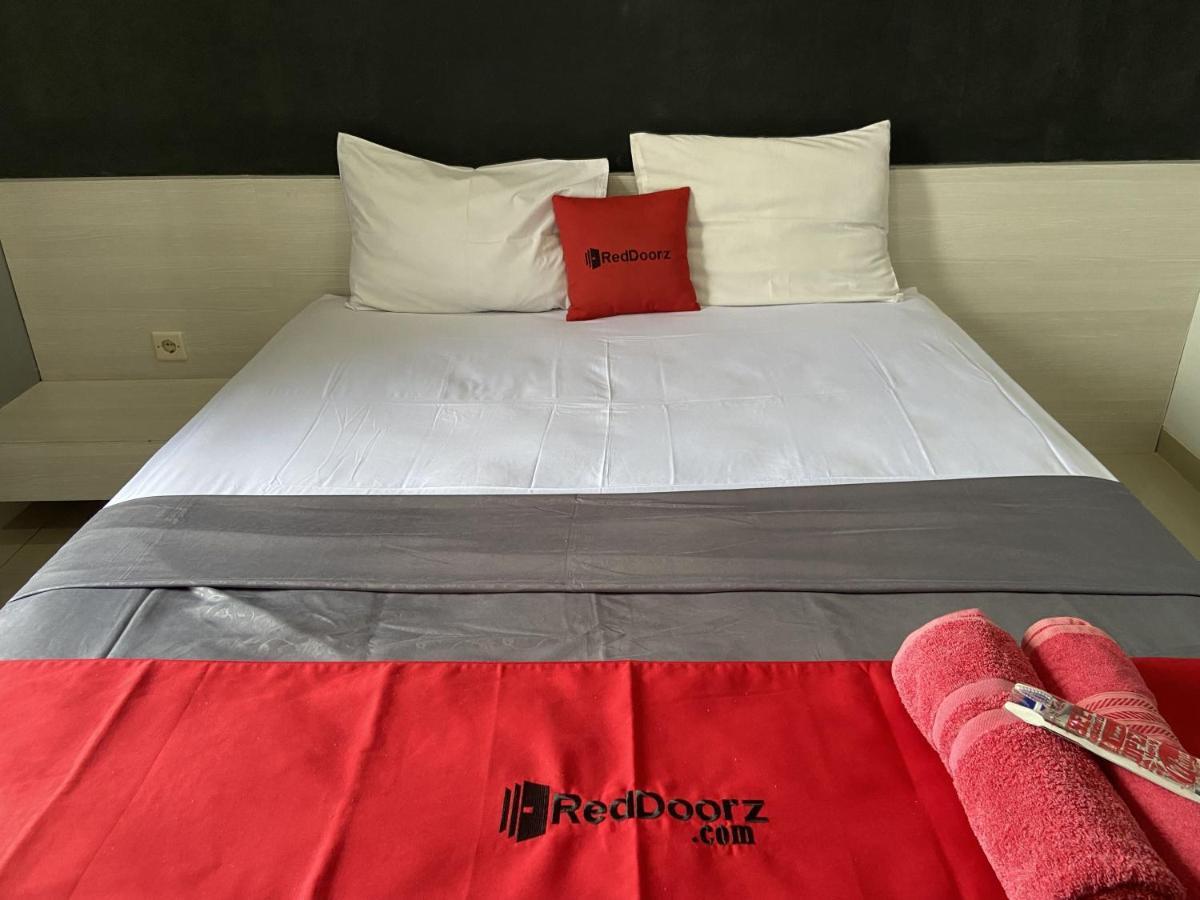 Отель Reddoorz Near Rsud Margono Purwokerto 3 Экстерьер фото